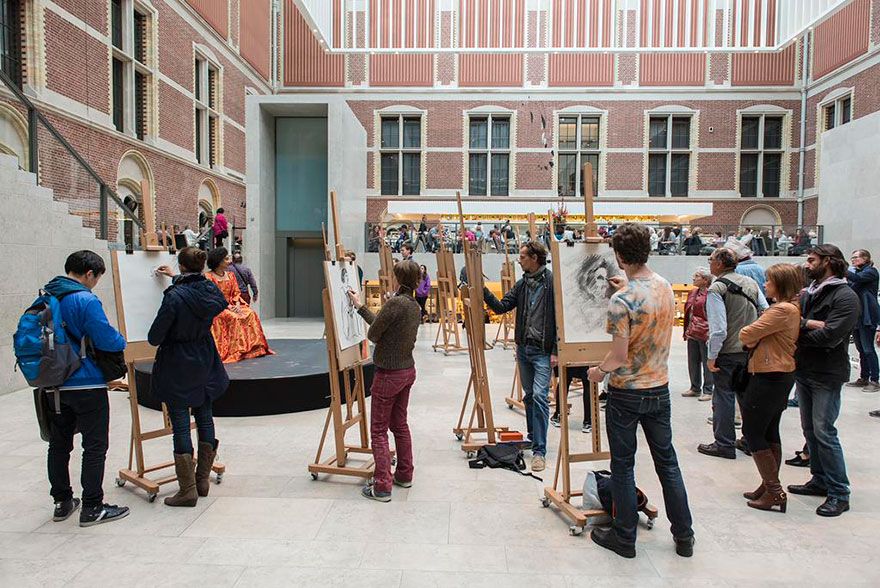Фотография: Государственный музей Нидерландов запретил камеры и велел всем рисовать то, что они видят №5 - BigPicture.ru