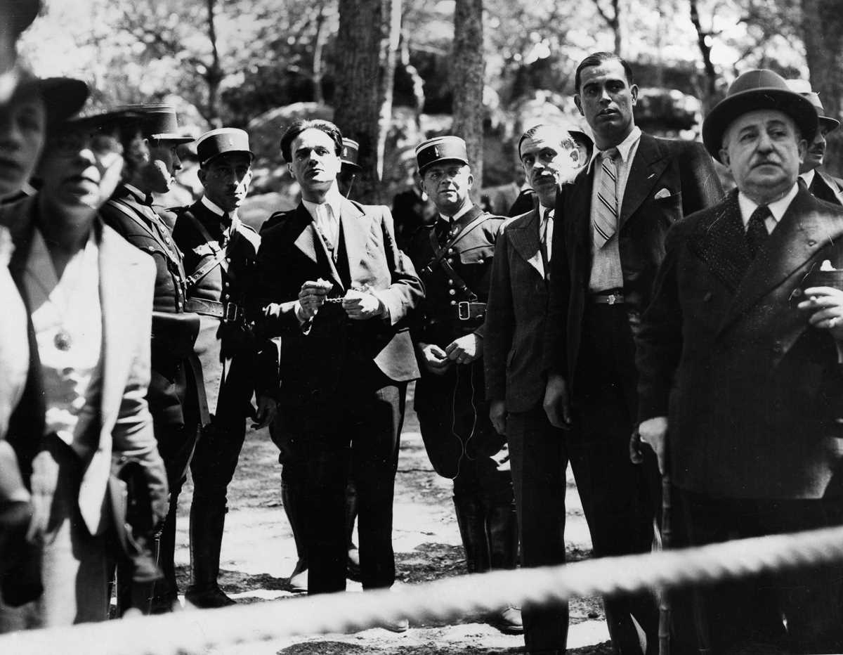 Фотография: 1939 год: последняя публичная казнь во Франции с помощью гильотины №2 - BigPicture.ru