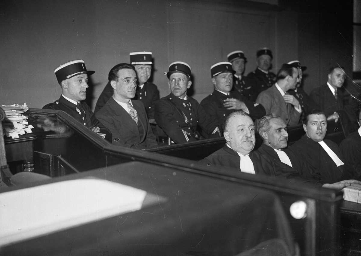 Фотография: 1939 год: последняя публичная казнь во Франции с помощью гильотины №5 - BigPicture.ru