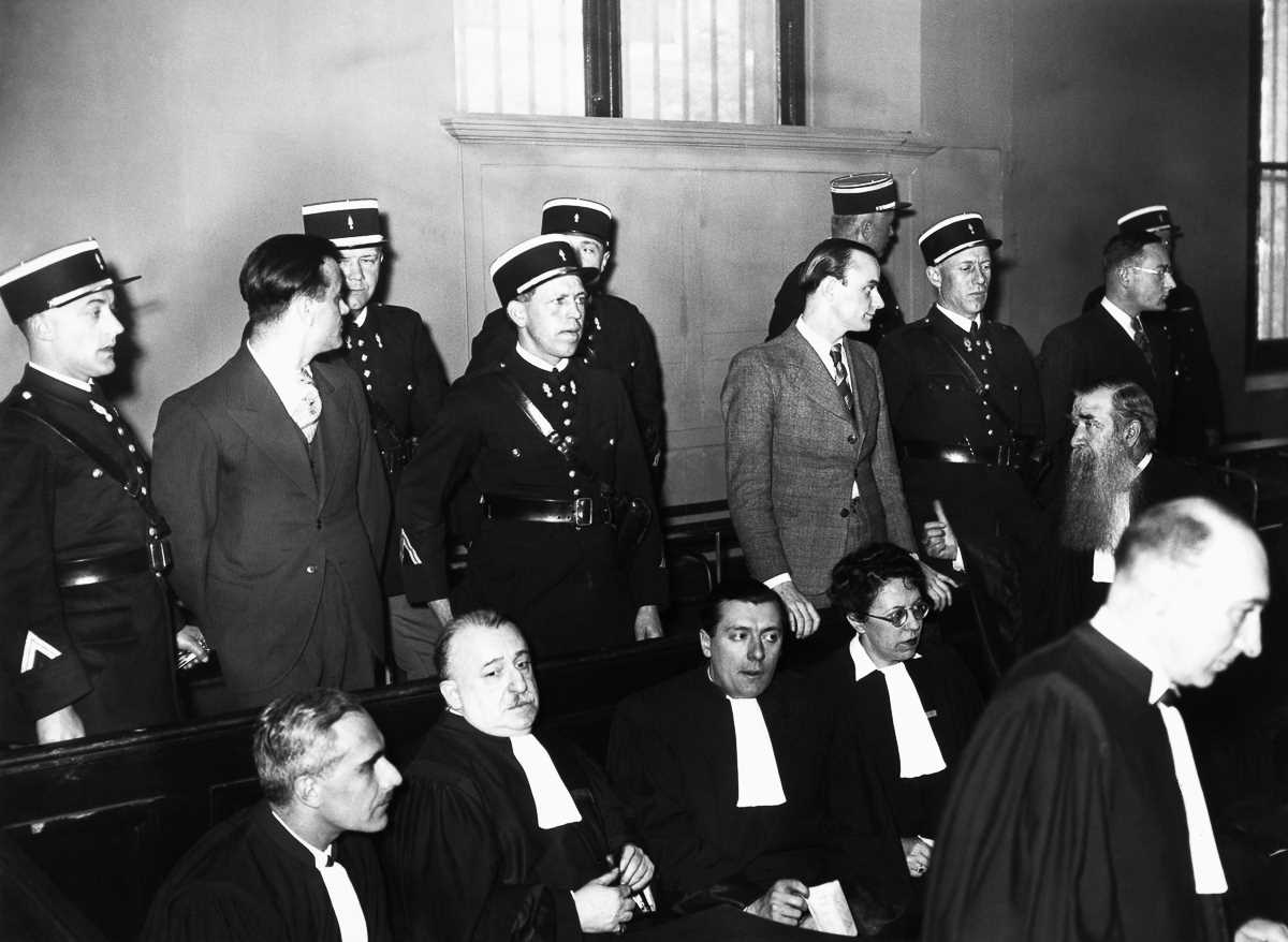 Фотография: 1939 год: последняя публичная казнь во Франции с помощью гильотины №6 - BigPicture.ru