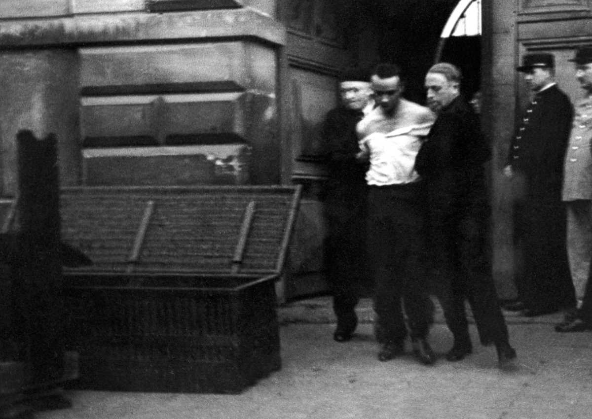 Фотография: 1939 год: последняя публичная казнь во Франции с помощью гильотины №10 - BigPicture.ru