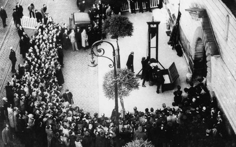 Фотография: 1939 год: последняя публичная казнь во Франции с помощью гильотины №1 - BigPicture.ru
