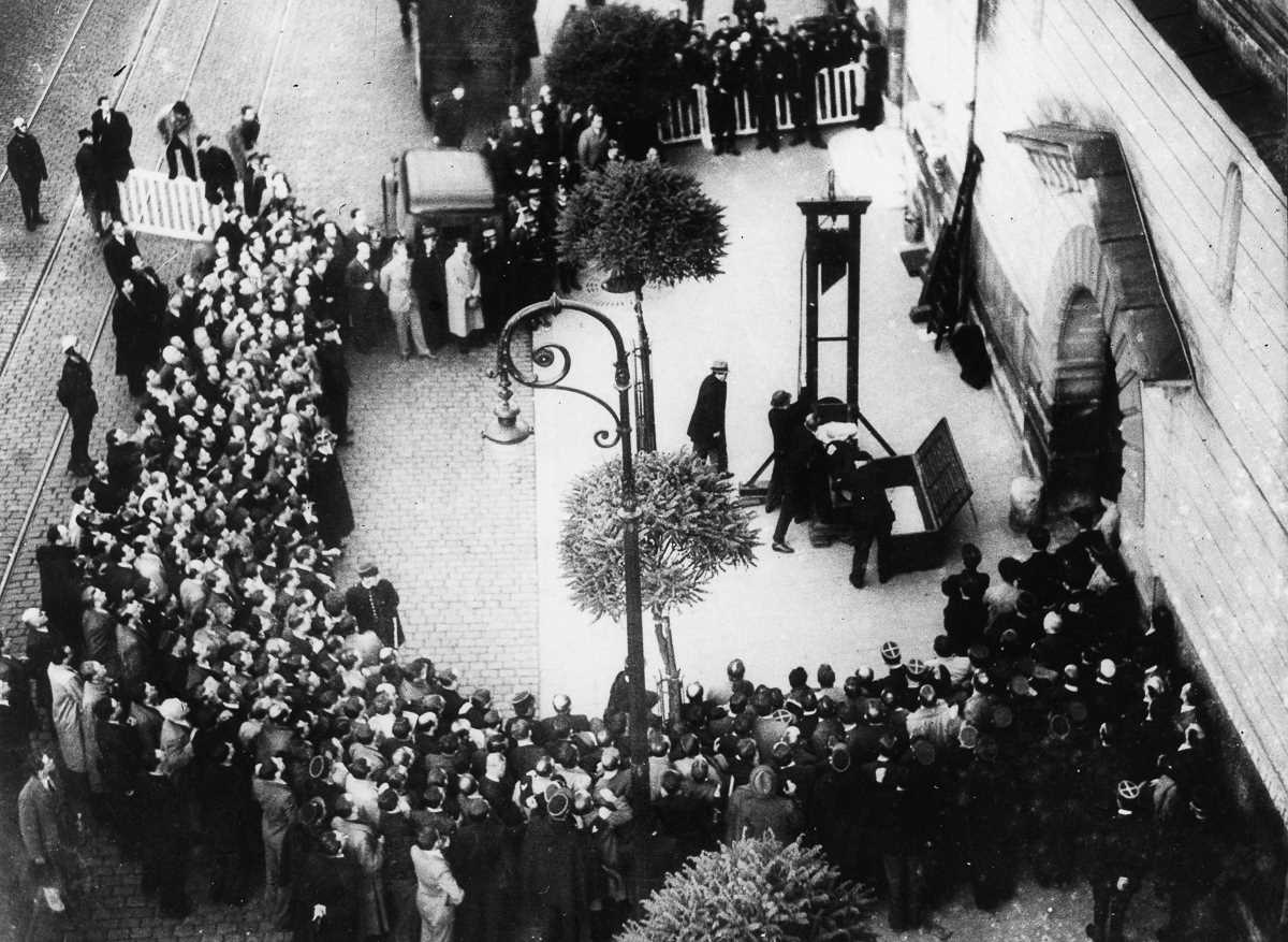 Фотография: 1939 год: последняя публичная казнь во Франции с помощью гильотины №11 - BigPicture.ru