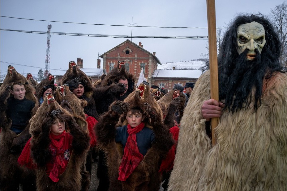 Фотография: Медвежьи танцы в Румынии, которые должны отогнать злых духов №3 - BigPicture.ru