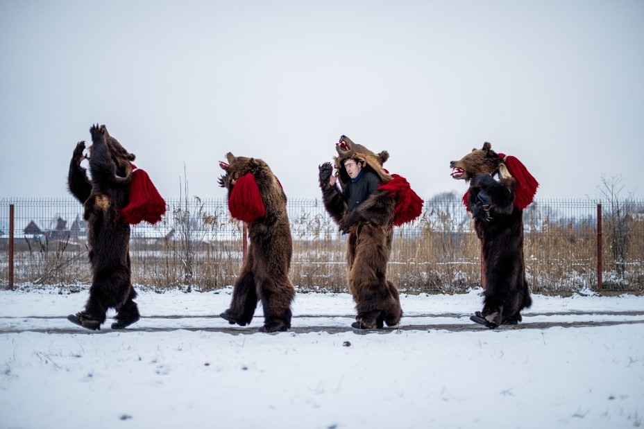 Фотография: Медвежьи танцы в Румынии, которые должны отогнать злых духов №5 - BigPicture.ru