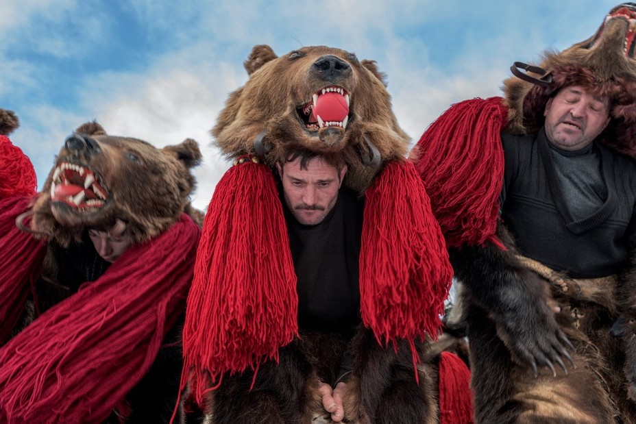 Фотография: Медвежьи танцы в Румынии, которые должны отогнать злых духов №8 - BigPicture.ru