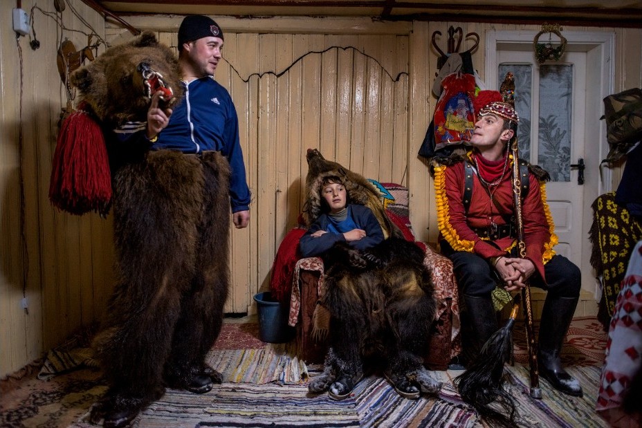 Фотография: Медвежьи танцы в Румынии, которые должны отогнать злых духов №9 - BigPicture.ru