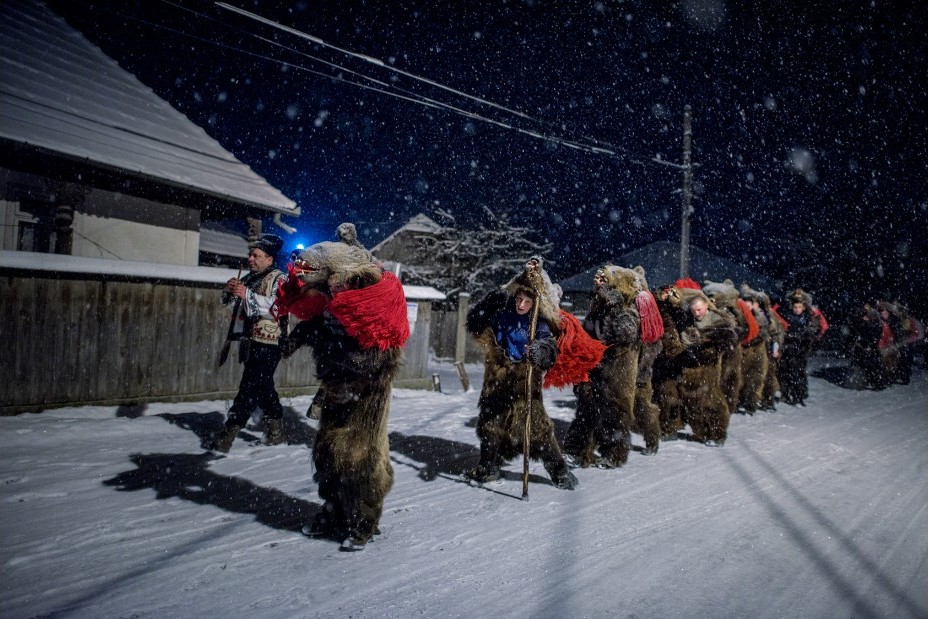 Фотография: Медвежьи танцы в Румынии, которые должны отогнать злых духов №13 - BigPicture.ru