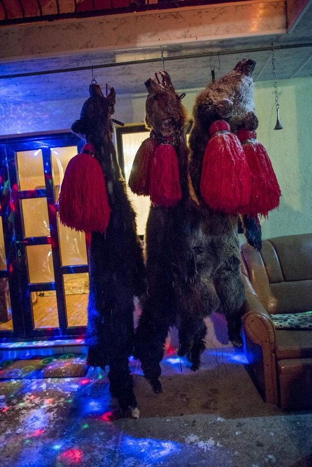 Фотография: Медвежьи танцы в Румынии, которые должны отогнать злых духов №15 - BigPicture.ru