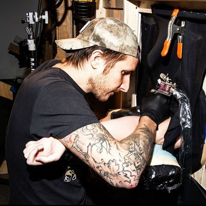 Фотография: Люди суют руку в дырку, а тату-художник набивает все, что ему захочется! №4 - BigPicture.ru