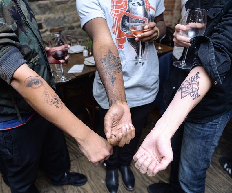 Фотография: Люди суют руку в дырку, а тату-художник набивает все, что ему захочется! №1 - BigPicture.ru