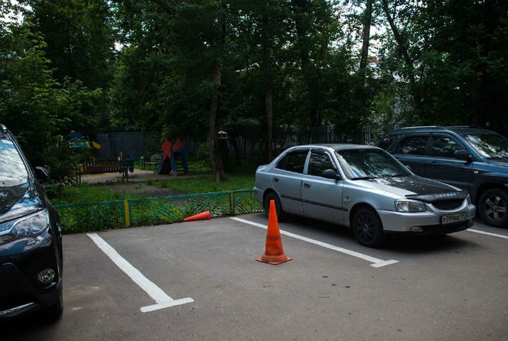 Фотография: 16 забавных способов, которые помогут занять парковочное место №2 - BigPicture.ru