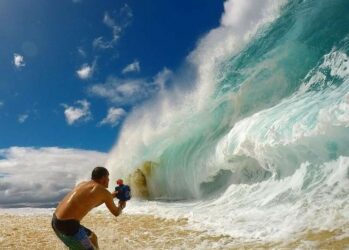 Вот как фотографы снимают гигантские волны на пляже