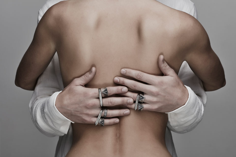 Фотография: Ювелирная компания вызвала гнев, использовав нагое женское тело в рекламе мужских украшений №8 - BigPicture.ru