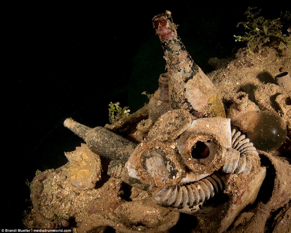 Фотография: Подводное кладбище Японии: снимки затопленной техники времен Второй мировой №6 - BigPicture.ru