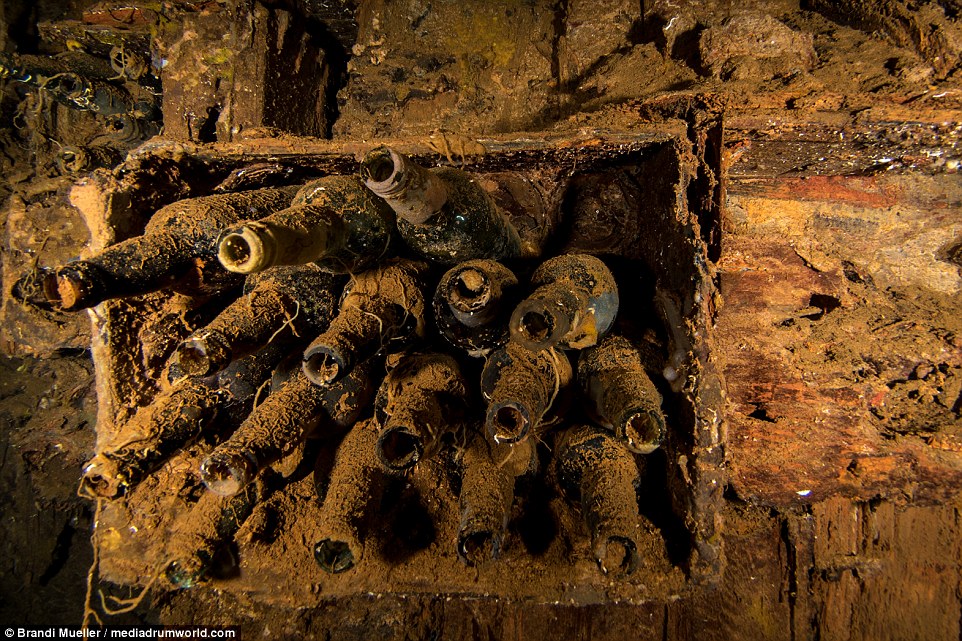 Фотография: Подводное кладбище Японии: снимки затопленной техники времен Второй мировой №9 - BigPicture.ru