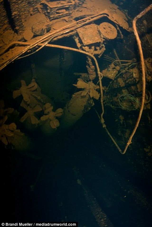 Фотография: Подводное кладбище Японии: снимки затопленной техники времен Второй мировой №11 - BigPicture.ru