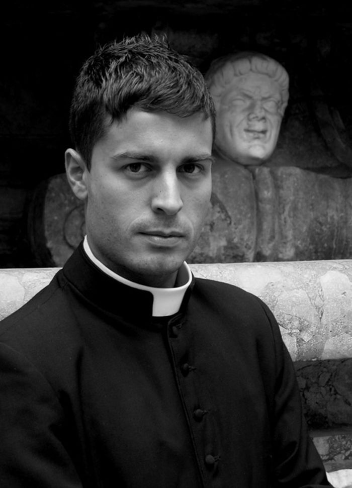 Фотография: Молодые ватиканские священники взорвали интернет снимками для Calendario Romano №11 - BigPicture.ru