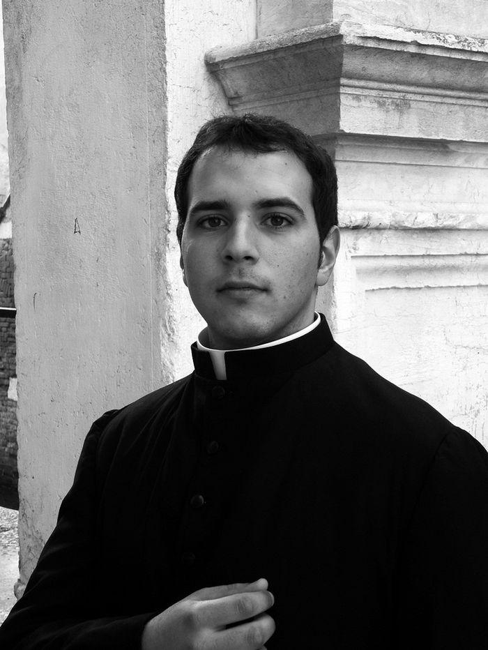 Фотография: Молодые ватиканские священники взорвали интернет снимками для Calendario Romano №15 - BigPicture.ru