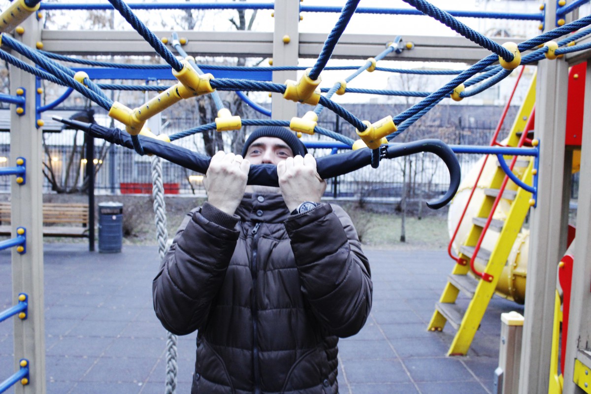 Фотография: Трость-убийца, или 10 безуспешных попыток сломать обыкновенный зонт №2 - BigPicture.ru