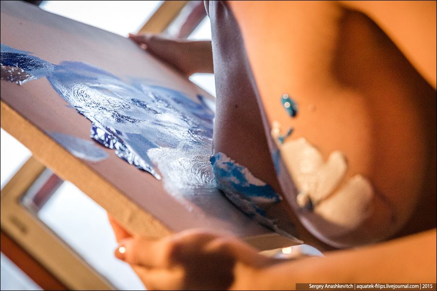 Обнаженная живопись: девушка пишет картины своей грудью. ФОТО