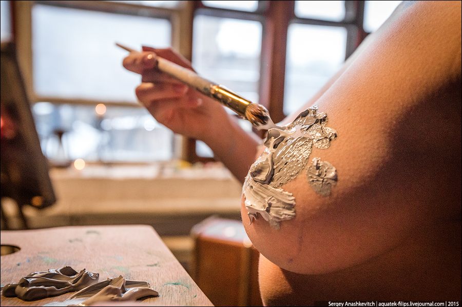 Фотография: Обнаженная живопись: эта девушка пишет картины своей грудью! №17 - BigPicture.ru