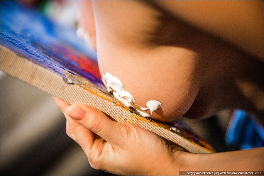 Фотография: Обнаженная живопись: эта девушка пишет картины своей грудью! №22 - BigPicture.ru