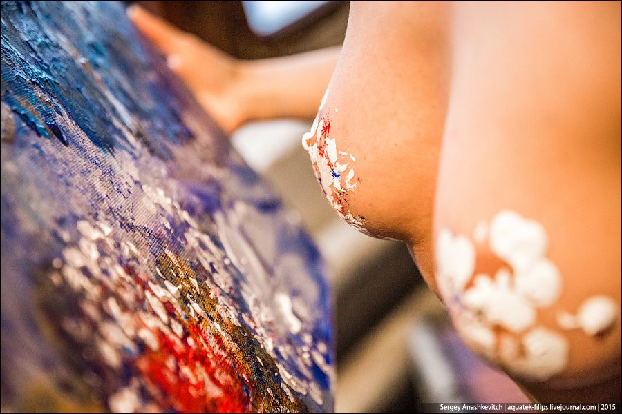 Обнаженная живопись: девушка пишет картины своей грудью. ФОТО