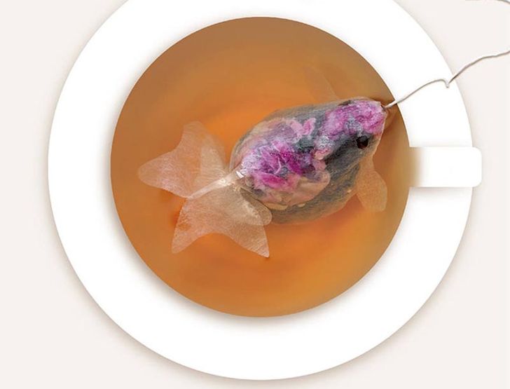 Фотография: Чайные пакетики, превращающиеся в чашке в золотых рыбок №6 - BigPicture.ru