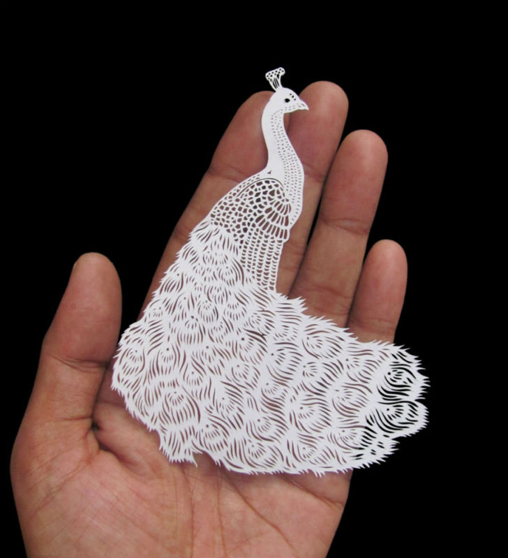Индийский художник Парт Котекар вырезает из бумаги