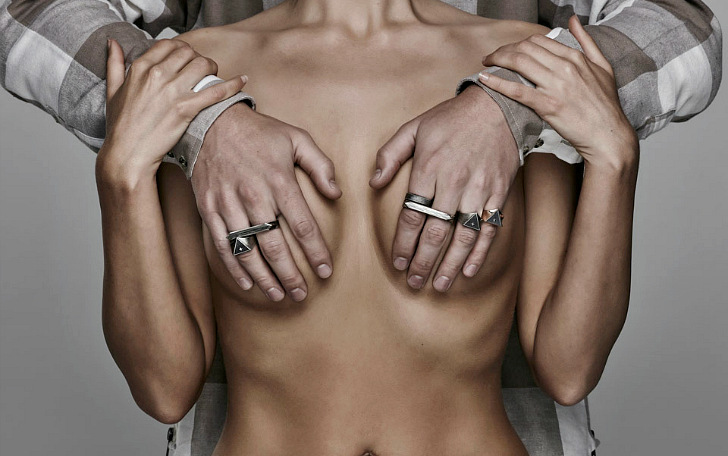 Фотография: Ювелирная компания вызвала гнев, использовав нагое женское тело в рекламе мужских украшений №1 - BigPicture.ru