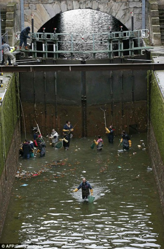 Интересные находки на дне парижского канала. Фото