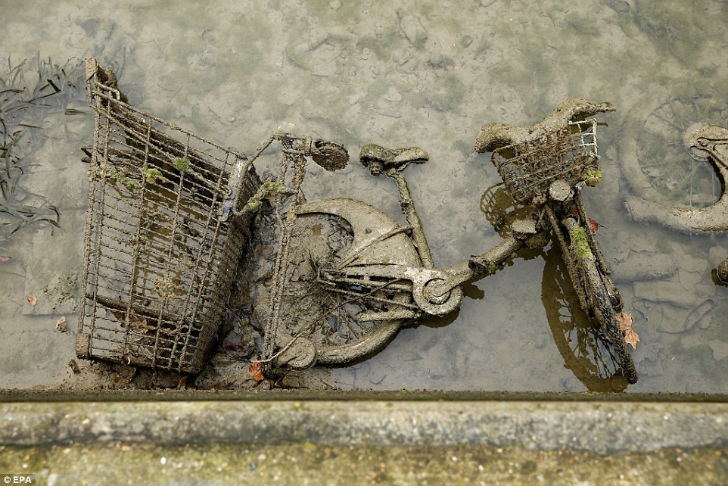Фотография: Французы осушили один из парижских каналов и обнаружили на дне целые сокровища №8 - BigPicture.ru