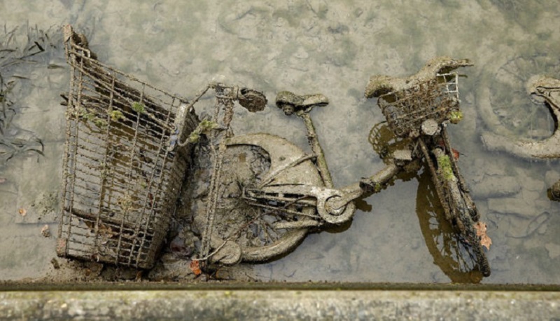 Фотография: Французы осушили один из парижских каналов и обнаружили на дне целые сокровища №1 - BigPicture.ru