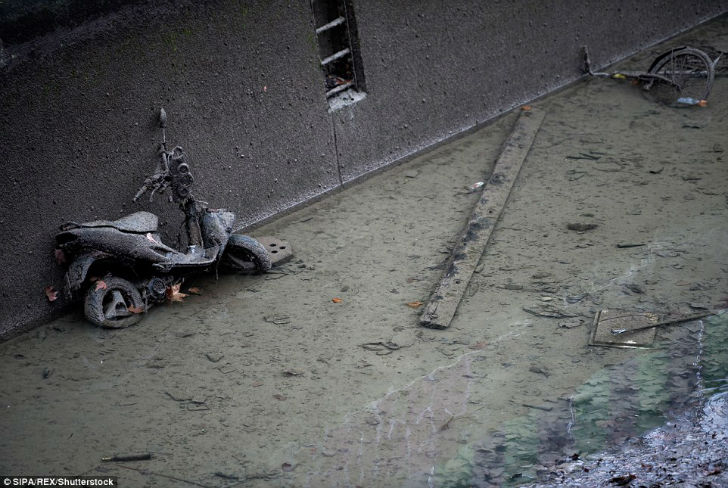 Фотография: Французы осушили один из парижских каналов и обнаружили на дне целые сокровища №3 - BigPicture.ru