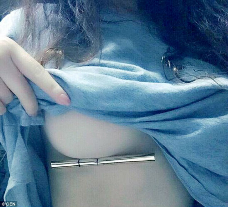Фотография: В Китае такой тренд соцсетей — ручка как доказательство пышной груди №3 - BigPicture.ru