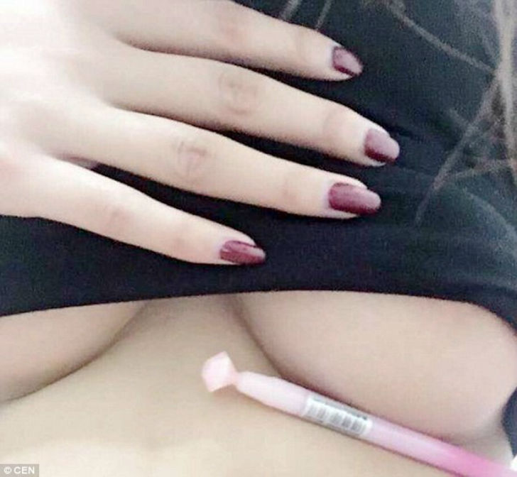 Фотография: В Китае такой тренд соцсетей — ручка как доказательство пышной груди №2 - BigPicture.ru