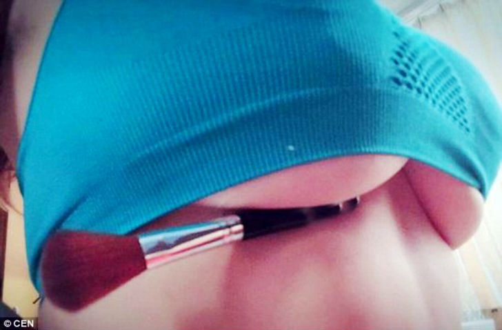 Фотография: В Китае такой тренд соцсетей — ручка как доказательство пышной груди №4 - BigPicture.ru