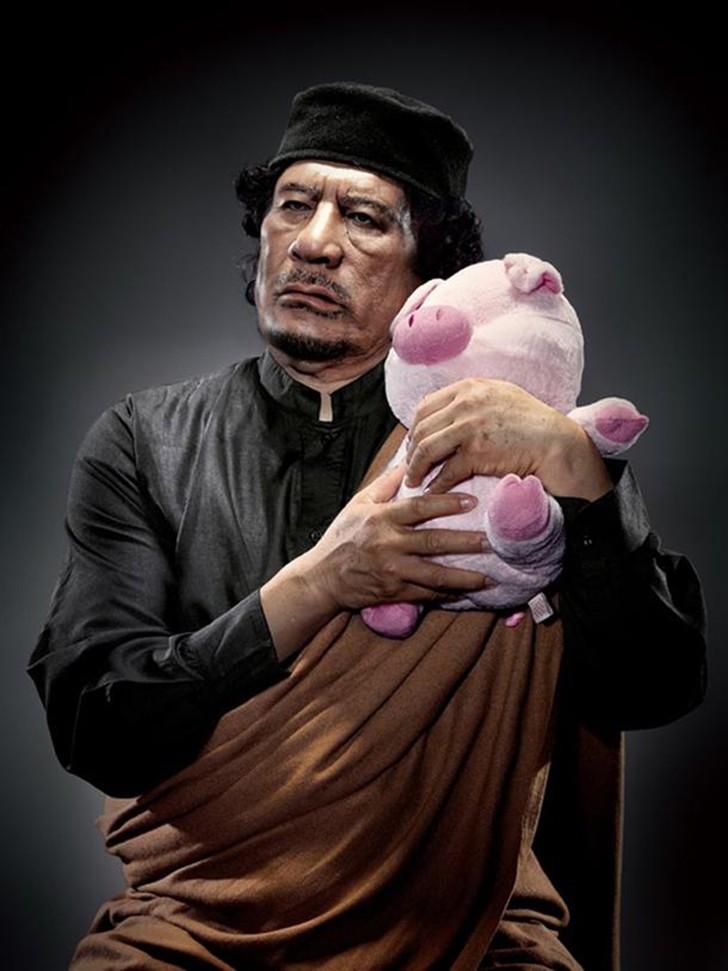 Фотография: Портреты мировых диктаторов, обнимающих мягкие игрушки №2 - BigPicture.ru