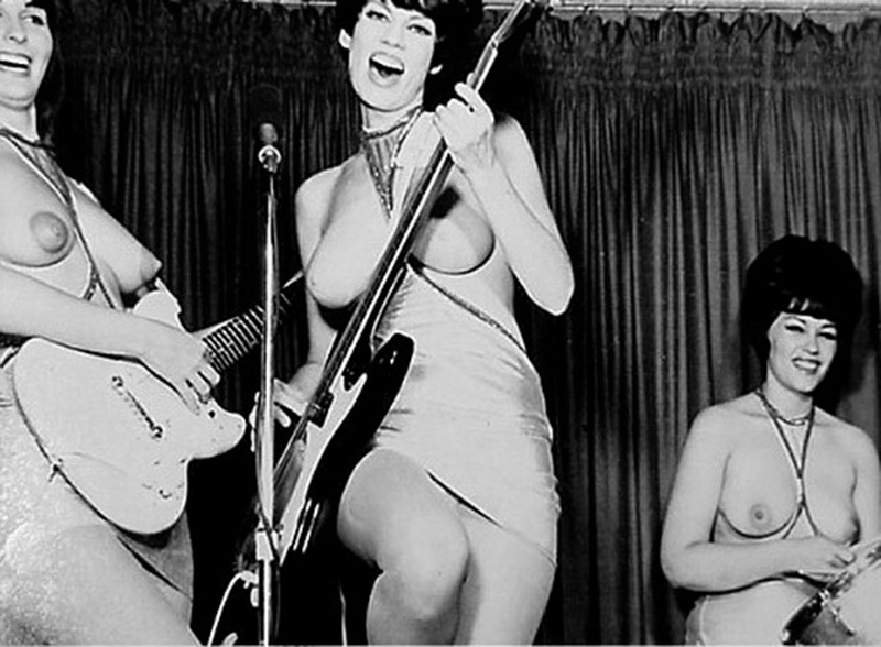 Фотография: Поющая грудь: музыкальные топлес-группы второй половины XX века №5 - BigPicture.ru