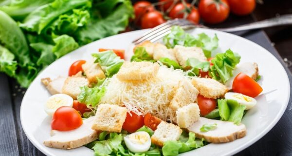 5 секретов, чтобы приготовить салат «Цезарь» нереально вкусно