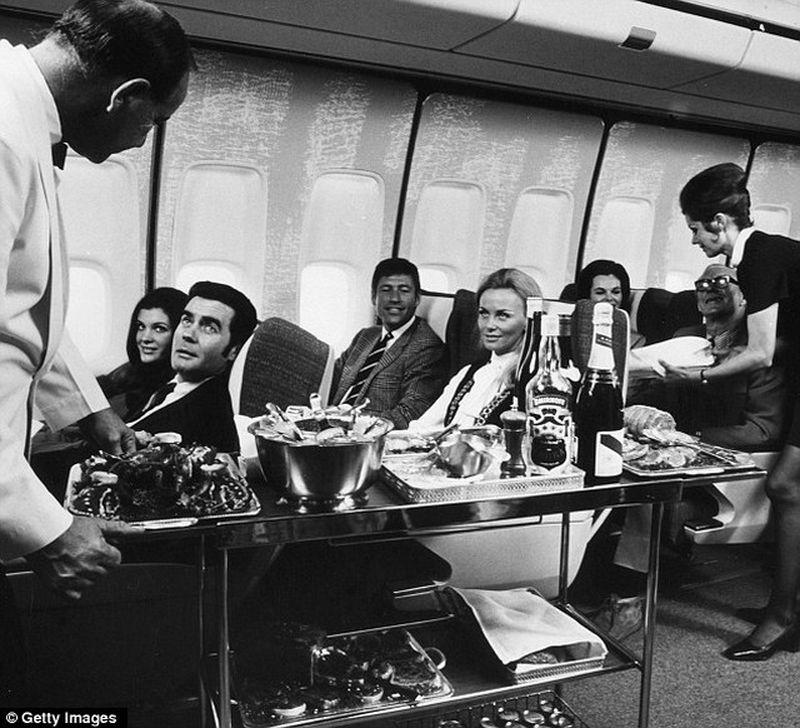Фотография: Как раньше летали первым классом: икра, любой алкоголь, курение прямо в кресле и полноценное спальное место №31 - BigPicture.ru