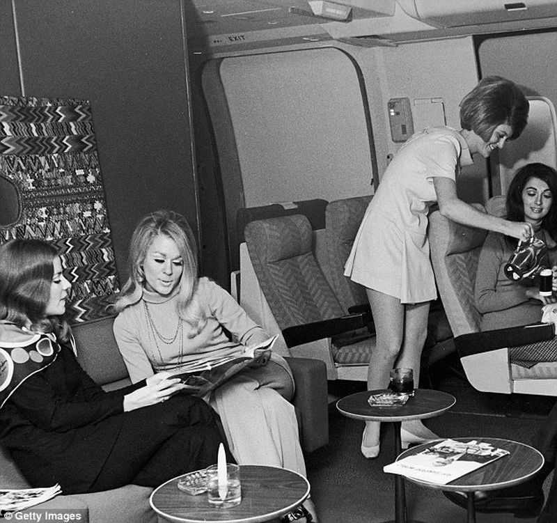 Как раньше летали первым классом: икра, любой алкоголь, курение прямо в кресле. ФОТО