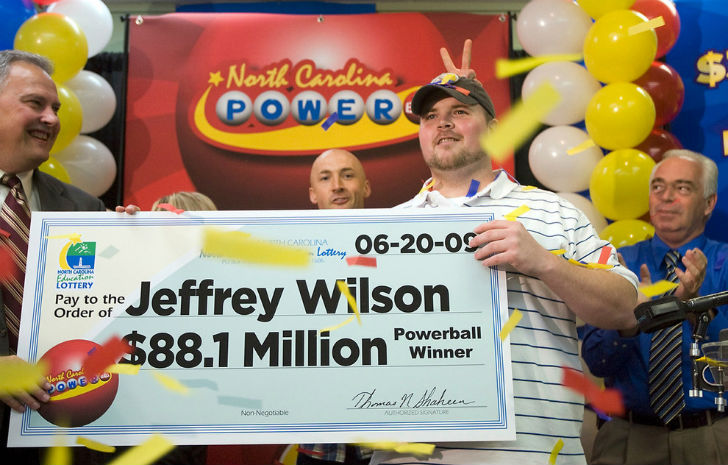 Фотография: В США разыграли в лотерее самый крупный джекпот в мире — 1,5 миллиарда долларов №5 - BigPicture.ru