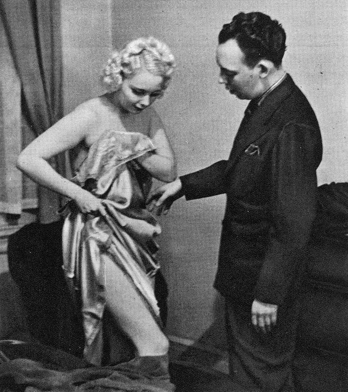 Фотография: Как раздеваться перед мужем: руководство 1937 года, которое пригодится современным женщинам №2 - BigPicture.ru