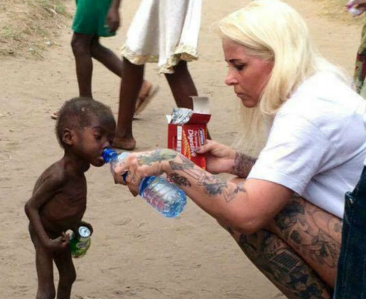 Фотография: Женщина спасла умирающего нигерийского малыша, которого выгнали на улицу собственные родители №1 - BigPicture.ru