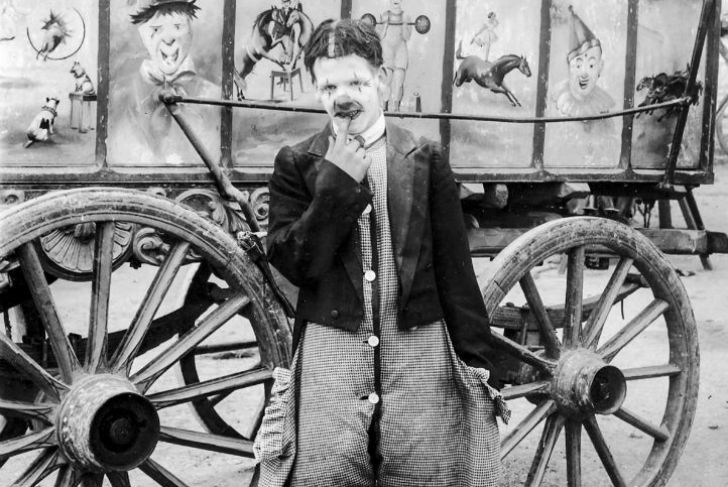 Фотография: Странные костюмы, акробаты и жутковатые клоуны — фотографии бродячего цирка 1910 года №1 - BigPicture.ru