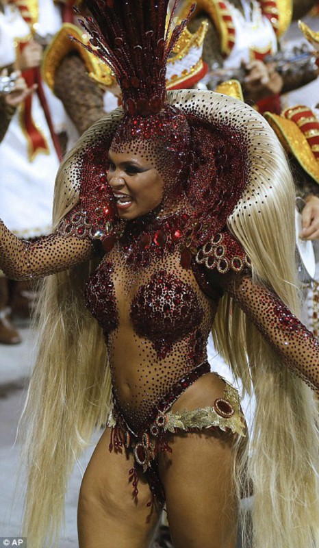 Фотография: Шоу должно продолжаться — в Рио-де-Жанейро стартовал карнавал-2016 №6 - BigPicture.ru
