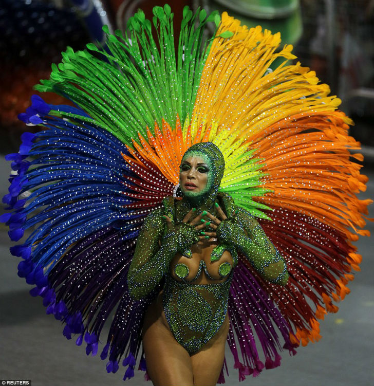 Фотография: Шоу должно продолжаться — в Рио-де-Жанейро стартовал карнавал-2016 №11 - BigPicture.ru