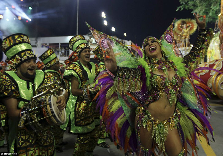 Фотография: Шоу должно продолжаться — в Рио-де-Жанейро стартовал карнавал-2016 №14 - BigPicture.ru